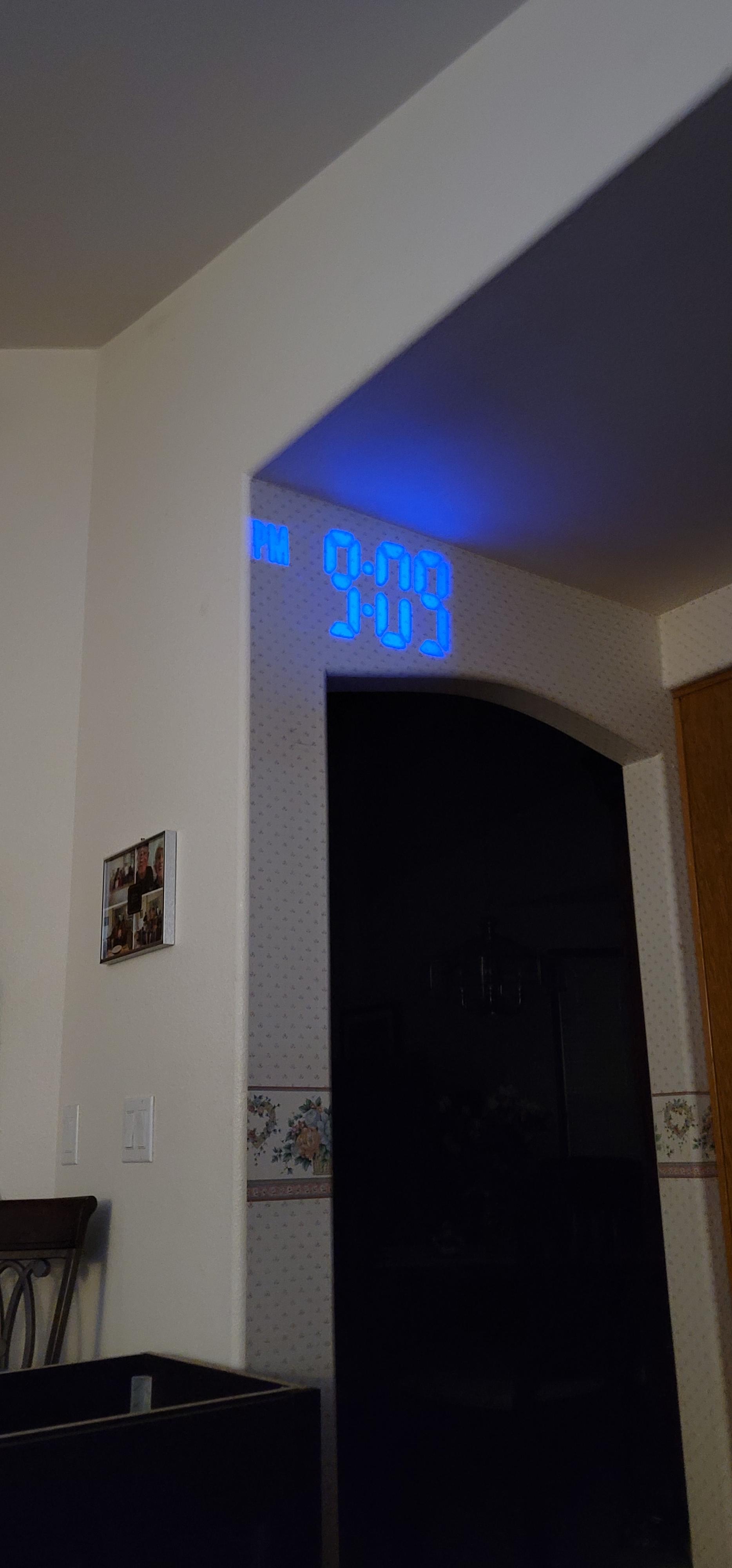 Great clock radio with cool projection