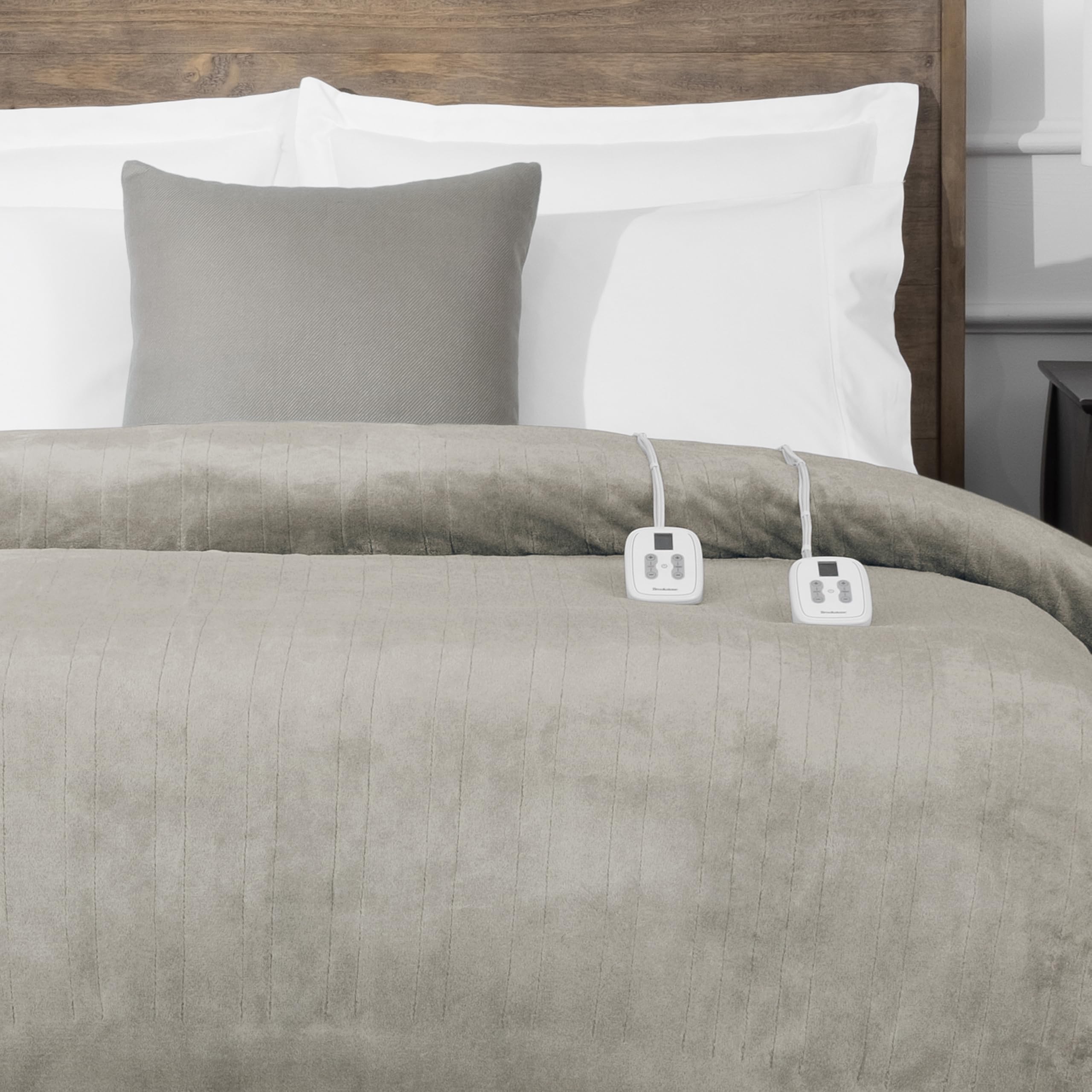 brookstone-electric-heated-plush-blanket-queen-size-84x90in-10-heat-settings-mac image 5